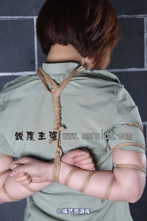 锐度主张 - 军服五花绑模特：瑶瑶 第 9 张图片