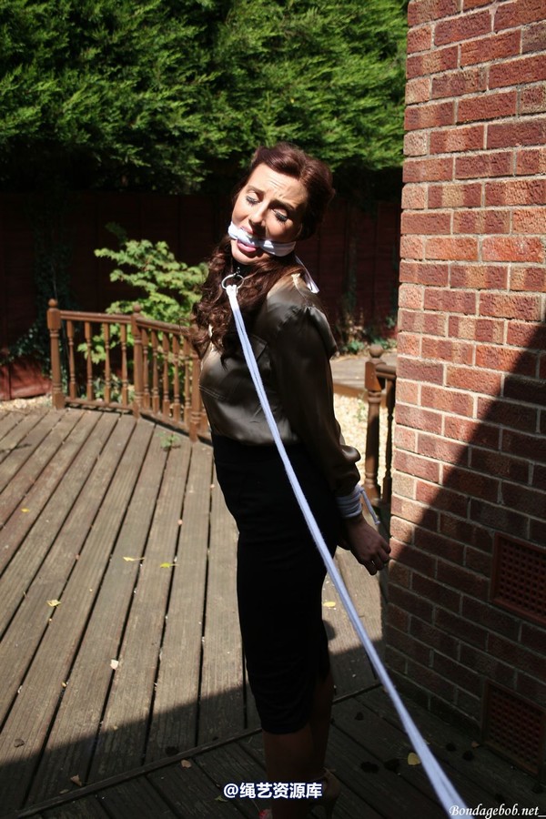 bondagebob - Chrissy Leashed 第 4 张图片