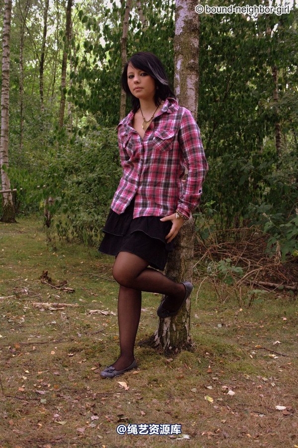 bound-neighbor-girl - Nadine - Adventure in the woods part 1 第 7 张图片