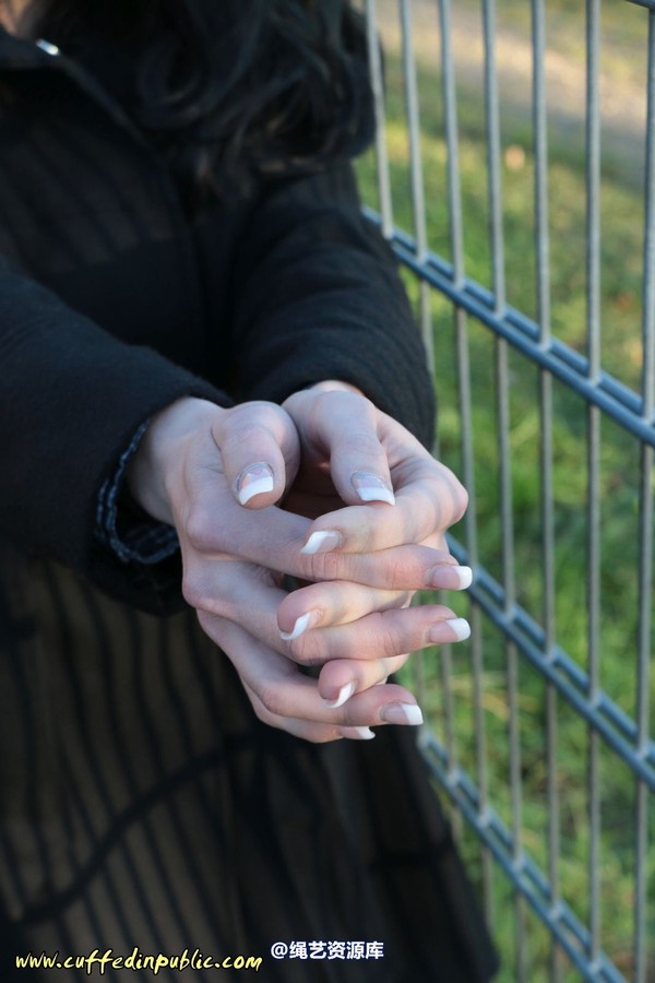 girlsinsteel - Cold day in handcuffs 第 10 张图片