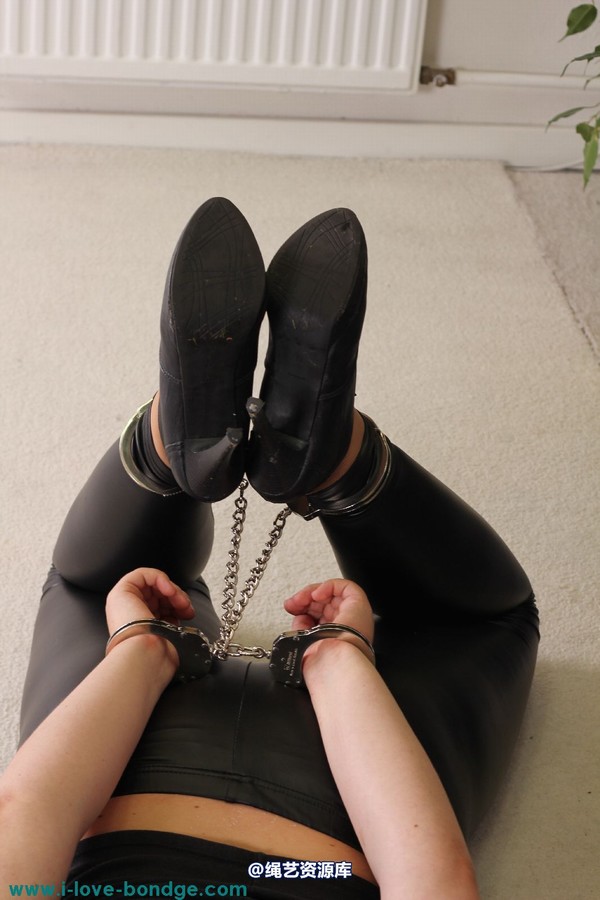 girlsinsteel - Cuffed and hogtied 第 17 张图片