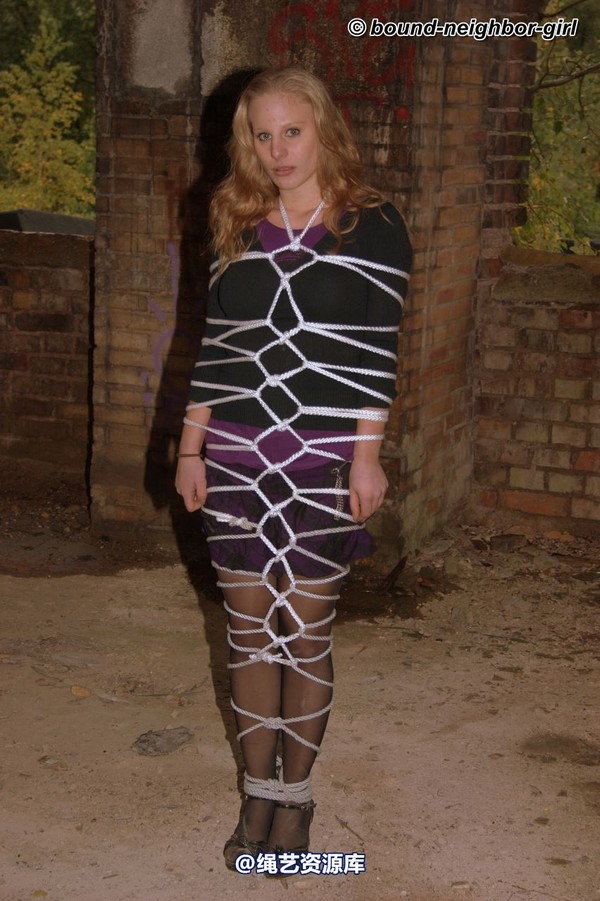 bound-neighbor-girl - Peggy - surprise in the ruins part 3 第 37 张图片