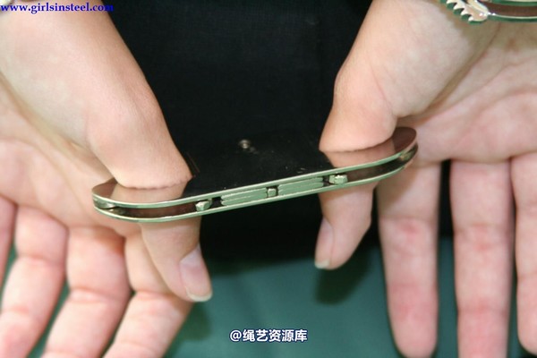 girlsinsteel - Handcuffed girlfriends 第 17 张图片