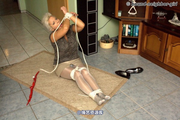 bound-neighbor-girl - Elena - Tied at home 3 第 10 张图片