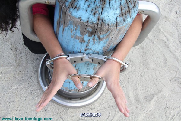 girlsinsteel - Cuffed at the playground 第 4 张图片