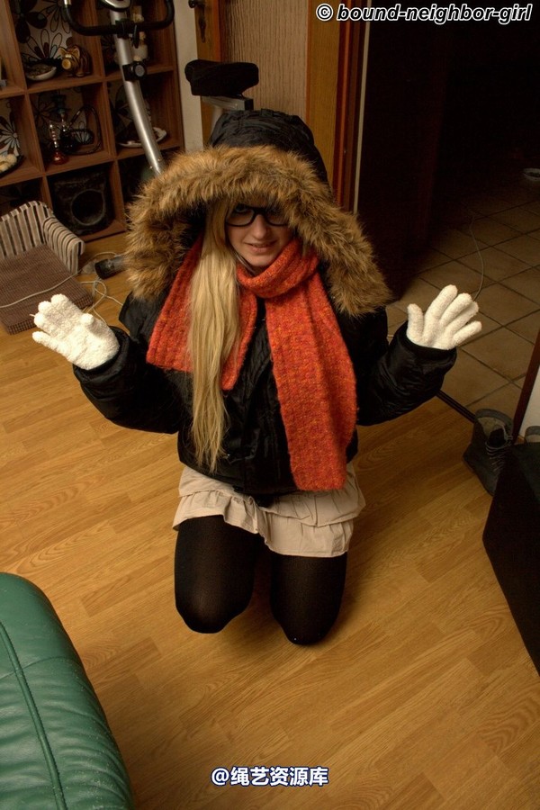 bound-neighbor-girl - Marenka - In winter jacket tied 1 第 5 张图片