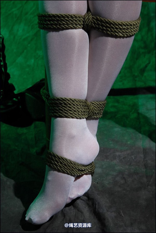 simplytied - Santas girl tied 第 49 张图片