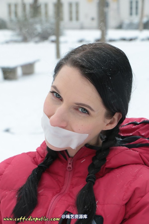 girlsinsteel - Cuffed in the snow 第 11 张图片