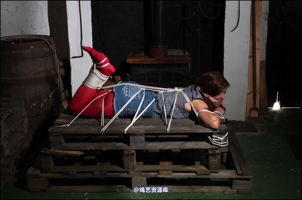 simplytied - Trisha back in red tights 第 25 张图片