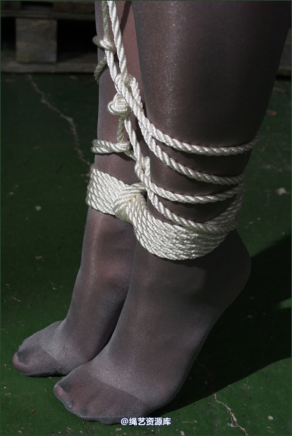 simplytied - Trisha in rope harness 第 33 张图片