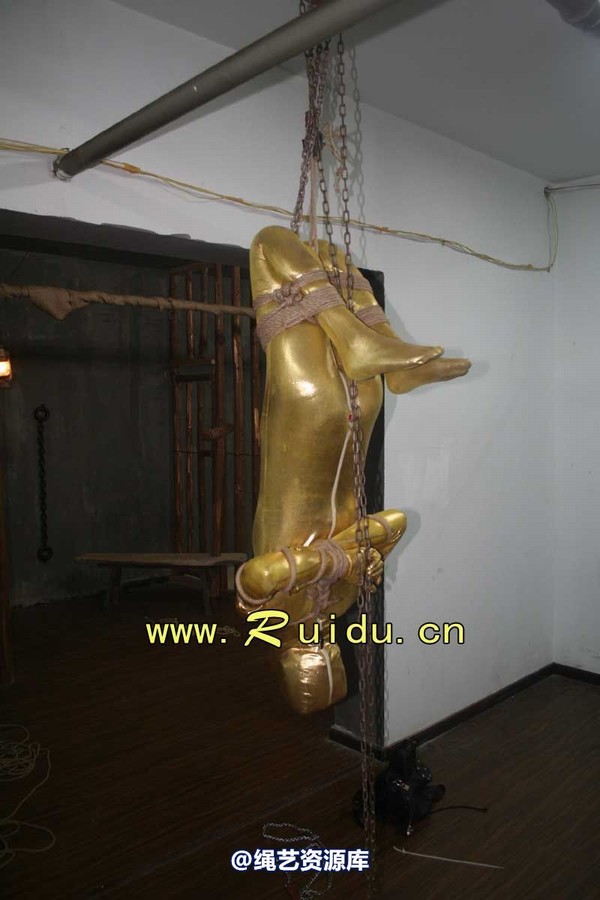 锐度主张 - 20070921第34期 影片胶衣紧缚悬吊图片 第 101 张图片