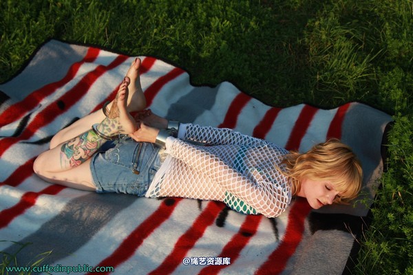 girlsinsteel - Hogtied in the sun 第 1 张图片