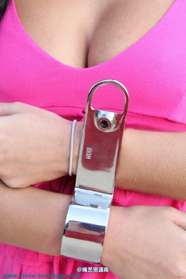 girlsinsteel - Cuffed at the playground(1) 第 16 张图片