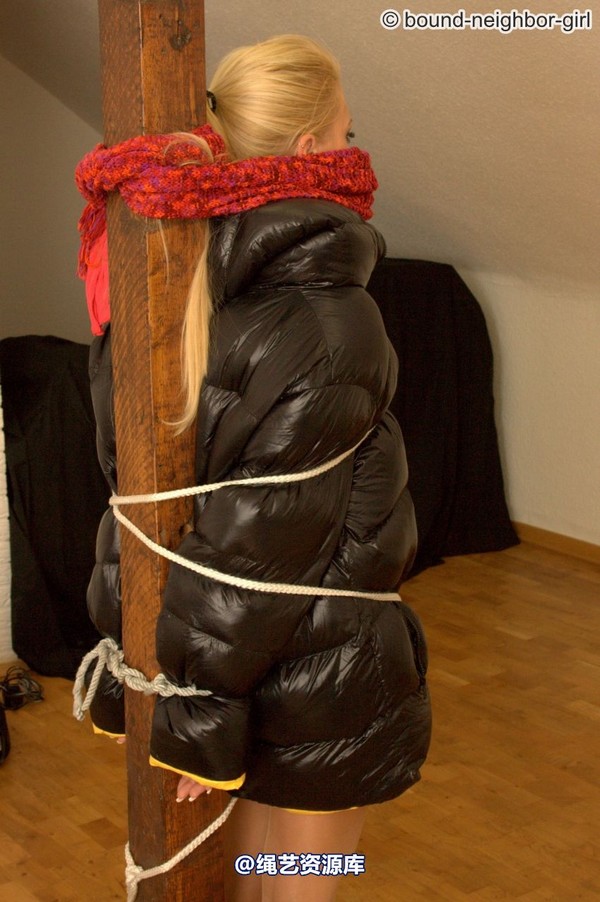 bound-neighbor-girl - Janine and Nana - Winterly Bondage 第 28 张图片