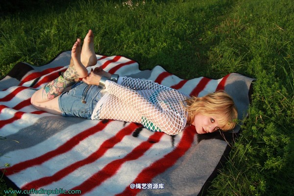 girlsinsteel - Hogtied in the sun 第 2 张图片