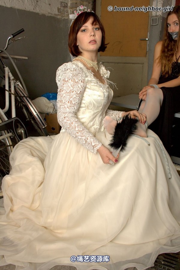 bound-neighbor-girl - Leoni and Valentina - Friend of the Bride 2 第 21 张图片