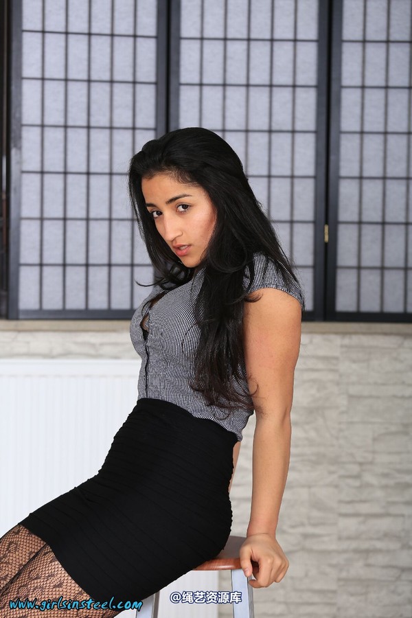 girlsinsteel - Business girl cuffed with fiddle 第 1 张图片