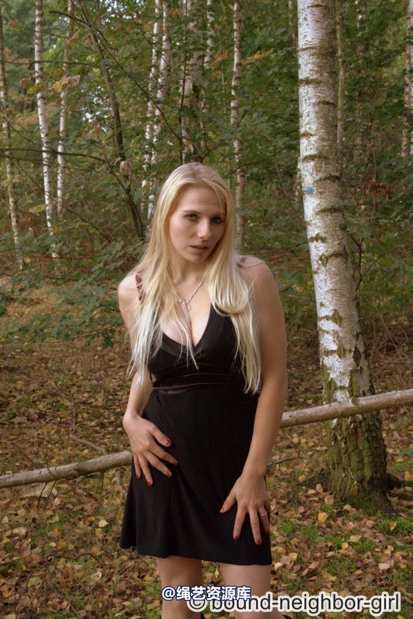 bound-neighbor-girl - Bambi - Surprised in the forest 第 2 张图片
