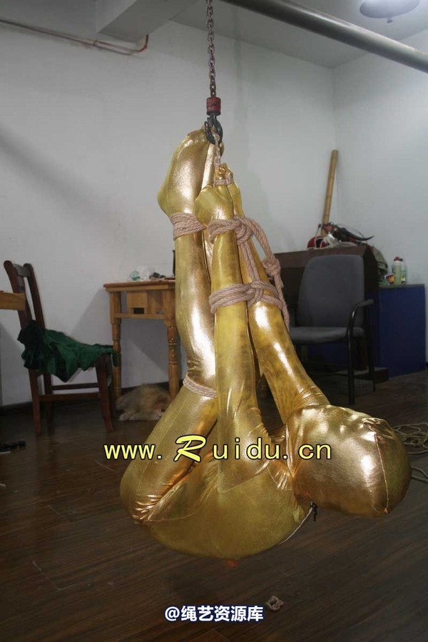 锐度主张 - 20070928第35期 影片胶衣紧缚悬吊图片 第 81 张图片