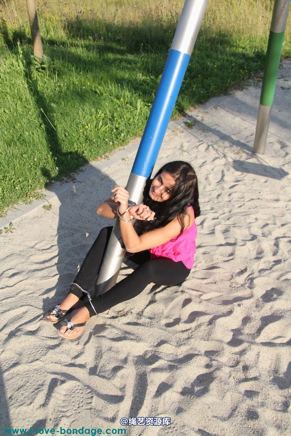 girlsinsteel - Sitting helpless in the sand 第 21 张图片