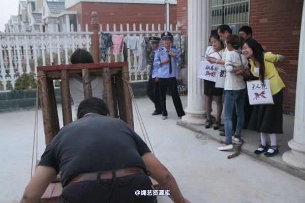 胜景山庄 - 202-模特体验囚车 第 5 张图片
