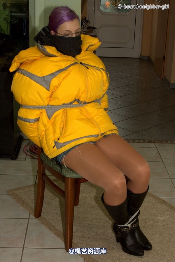bound-neighbor-girl - Zora in winter jacket tied 2 第 13 张图片