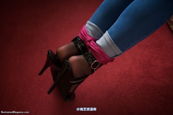 restrainedelegance - Removing her shoes 第 50 张图片