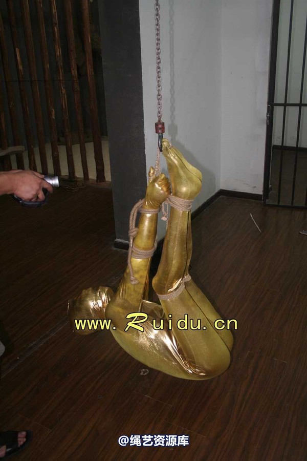 锐度主张 - 20070928第35期 影片胶衣紧缚悬吊图片 第 92 张图片