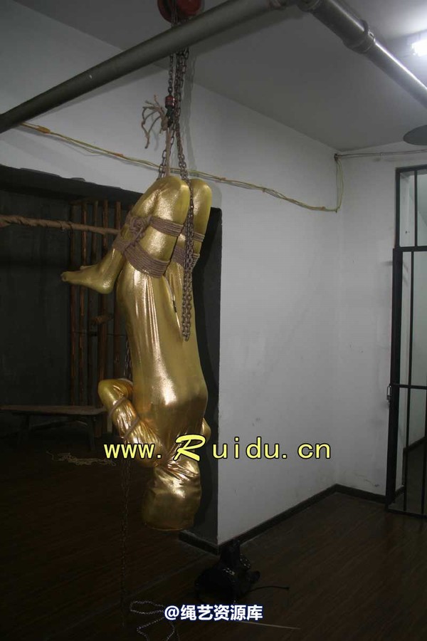 锐度主张 - 20070921第34期 影片胶衣紧缚悬吊图片 第 123 张图片