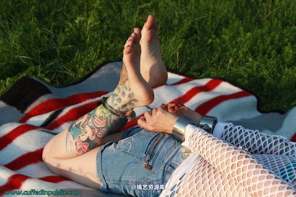 girlsinsteel - Hogtied in the sun 第 3 张图片