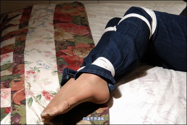 simplytied - Charlotte in jeans 第 35 张图片