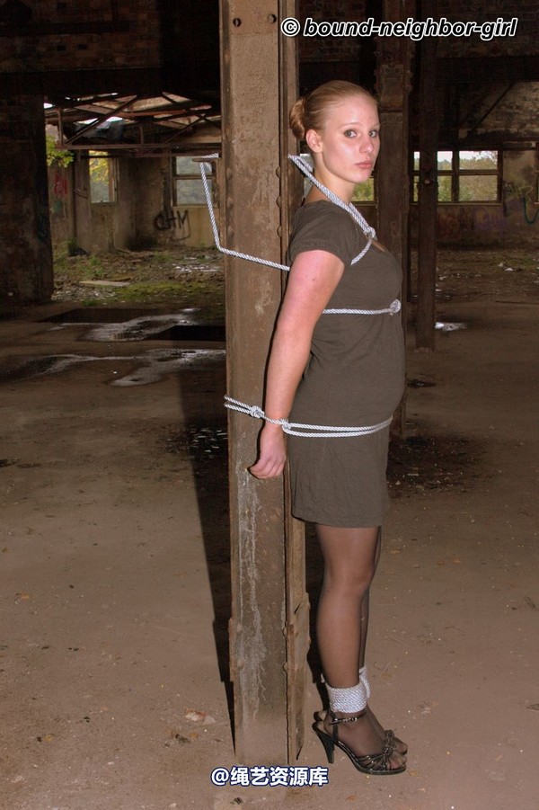 bound-neighbor-girl - Peggy - surprise in the ruins part 1 第 11 张图片
