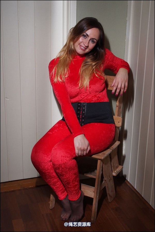 simplytied - Red catsuit landing tied 第 1 张图片