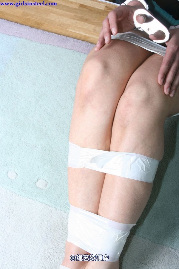 girlsinsteel - Anita tied to the reiling 第 8 张图片