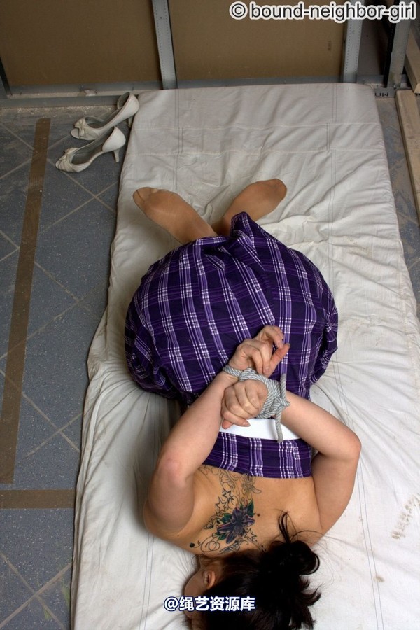 bound-neighbor-girl - Nina B - Tied up on the Construction 4 第 24 张图片