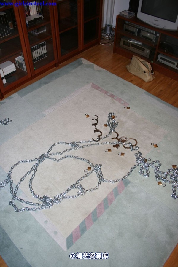girlsinsteel - Heavy chains and handcuffs 第 59 张图片