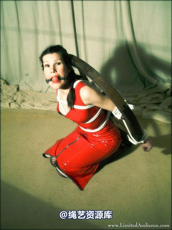 limitedaudience - 2007 elena tied to wheel 第 5 张图片