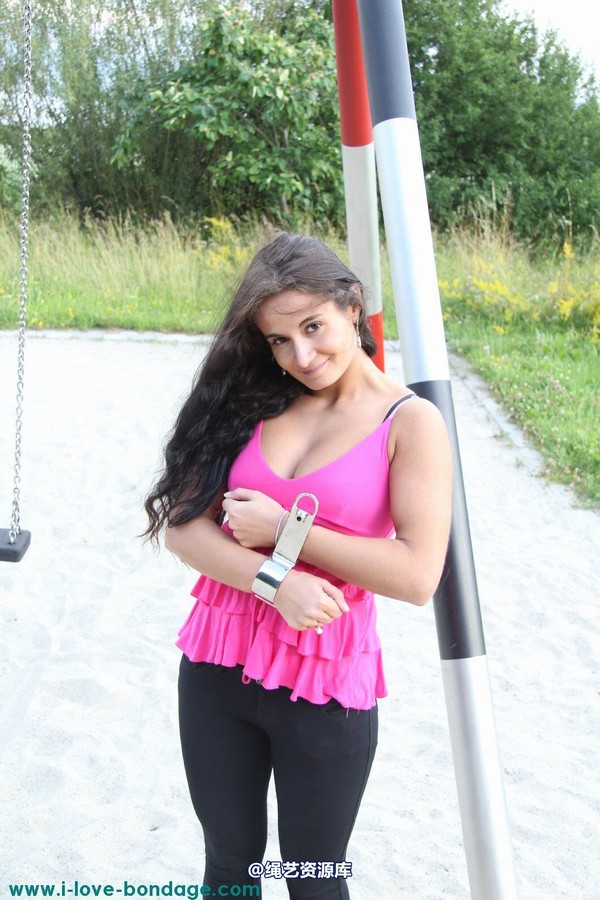 girlsinsteel - Cuffed at the playground(1) 第 3 张图片