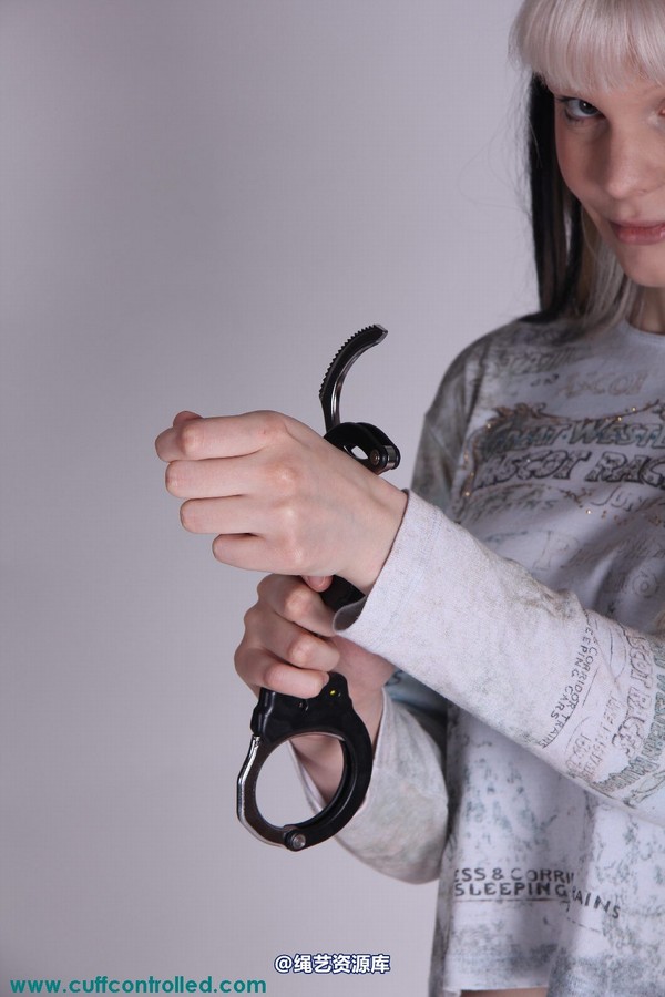 girlsinsteel - Handcuffed girl in high heels 第 22 张图片
