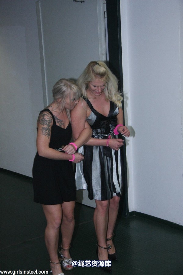 girlsinsteel - 2 girls walking in handcuffs 第 3 张图片
