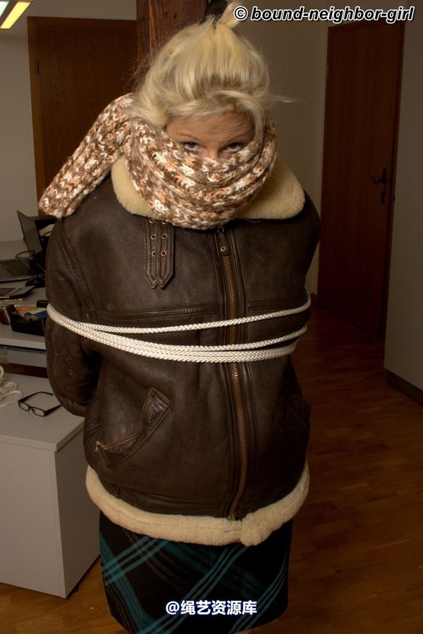 bound-neighbor-girl - Elena - Tied at office 第 32 张图片