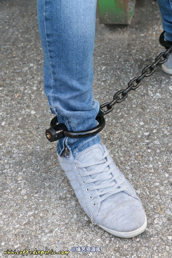 girlsinsteel - Cuffed to a heavy container 第 89 张图片