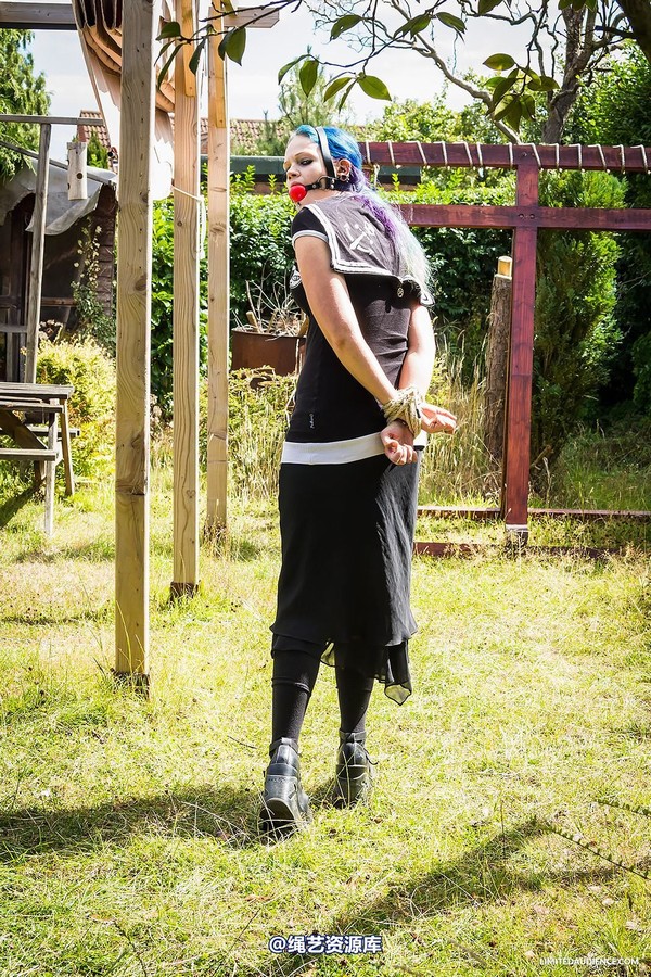 limitedaudience - 2014 beckykat walking captive 第 9 张图片