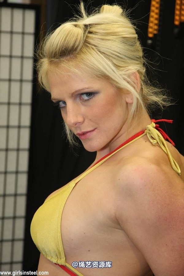 girlsinsteel - Cindy topless and chained 第 6 张图片