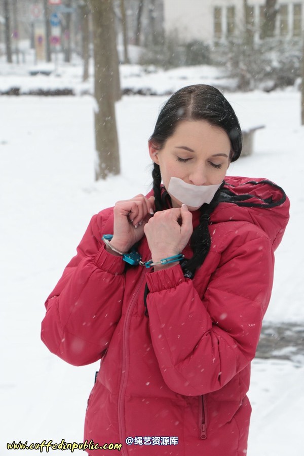 girlsinsteel - Cuffed in the snow 第 17 张图片