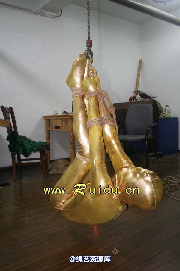 锐度主张 - 20070928第35期 影片胶衣紧缚悬吊图片 第 69 张图片
