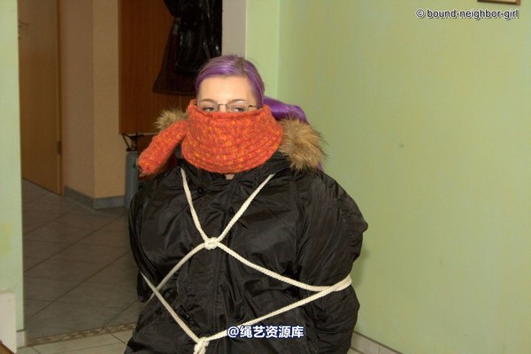 bound-neighbor-girl - Zora in winter jacket tied 1 第 25 张图片