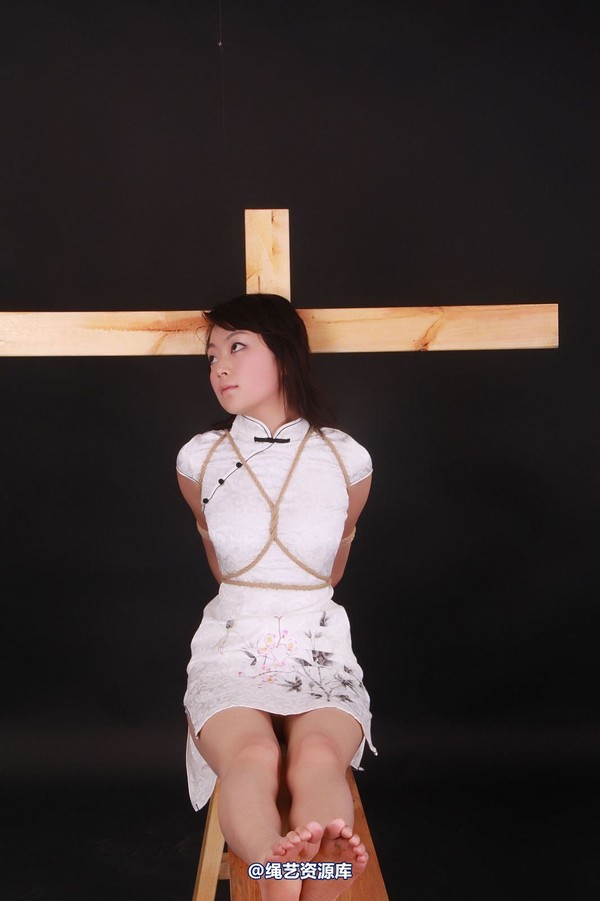 神艺缘 - 117-十字架下旗袍女 第 1 张图片