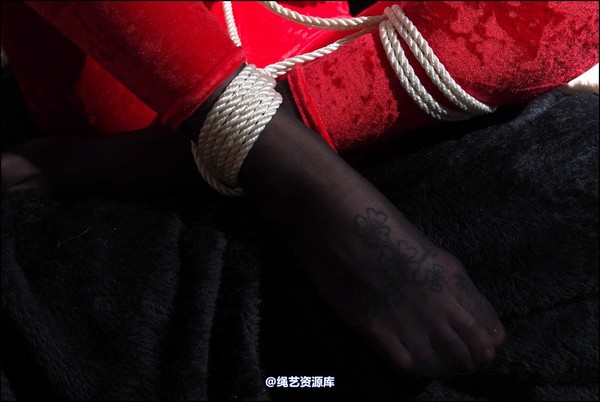 simplytied - RR in red catsuit 第 16 张图片