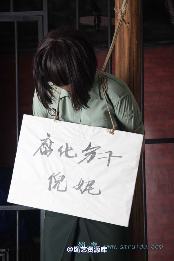 锐度主张 - 军服捆绑堵嘴挂牌模特：碧菡 第 40 张图片